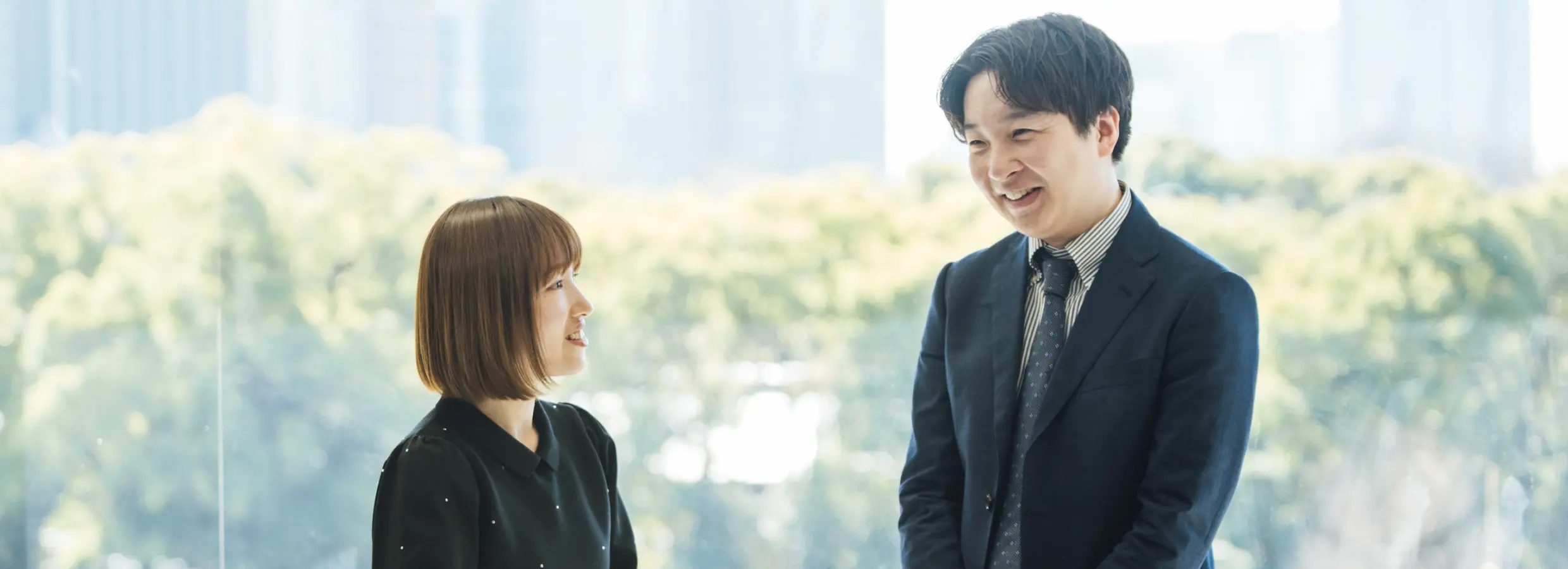 コミュニケーション本部 コピーライターR.T×営業本部 第3営業部Y.Fの写真