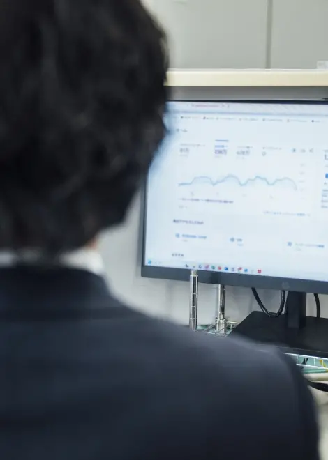 採用イメージ写真　デスクワーク