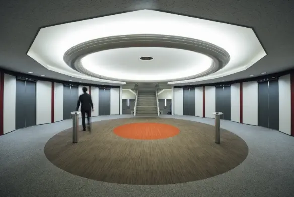 採用イメージ写真　エレベーターホール