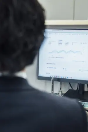 採用イメージ写真　デスクワーク